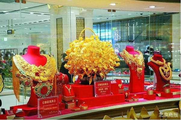 金價向上，金店向下