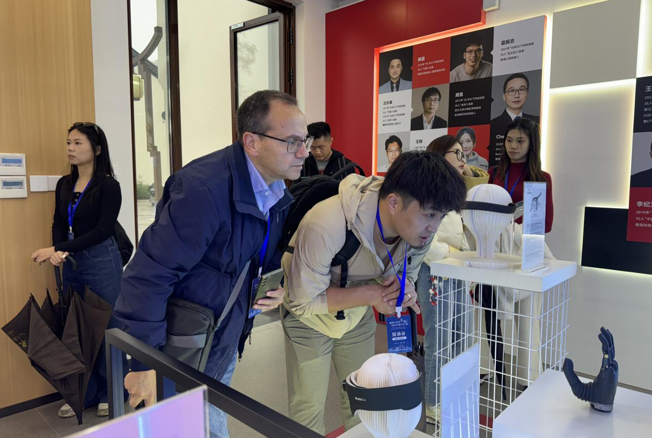 記者對智能仿生手十分感興趣