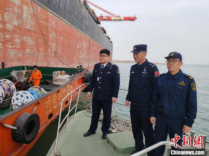 天津東港邊檢站聯(lián)合多方開展入冬以來首次海上巡航
