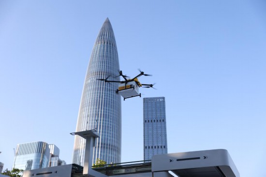 2023年9月20日,一臺小型無人機盤旋在深圳人才公園上空,正在為游客配送外賣。新華社發
