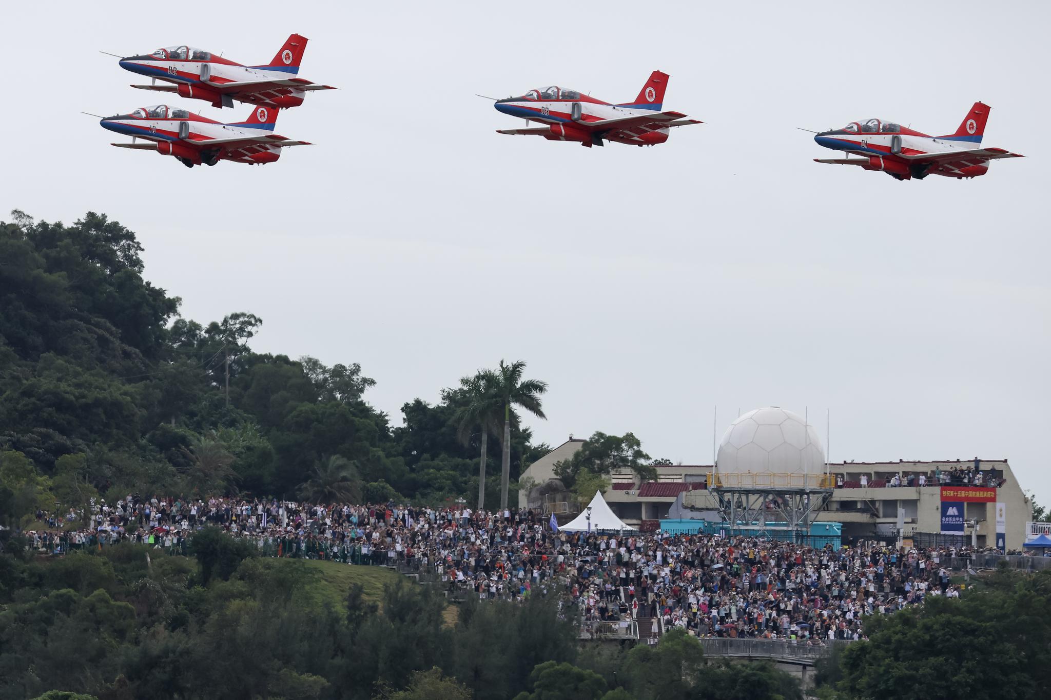 11月15日，廣東珠海，市民游客在金鳳臺平臺觀賞中國空軍“紅鷹”飛行表演隊的飛行表演。中新社記者 陳驥旻 攝