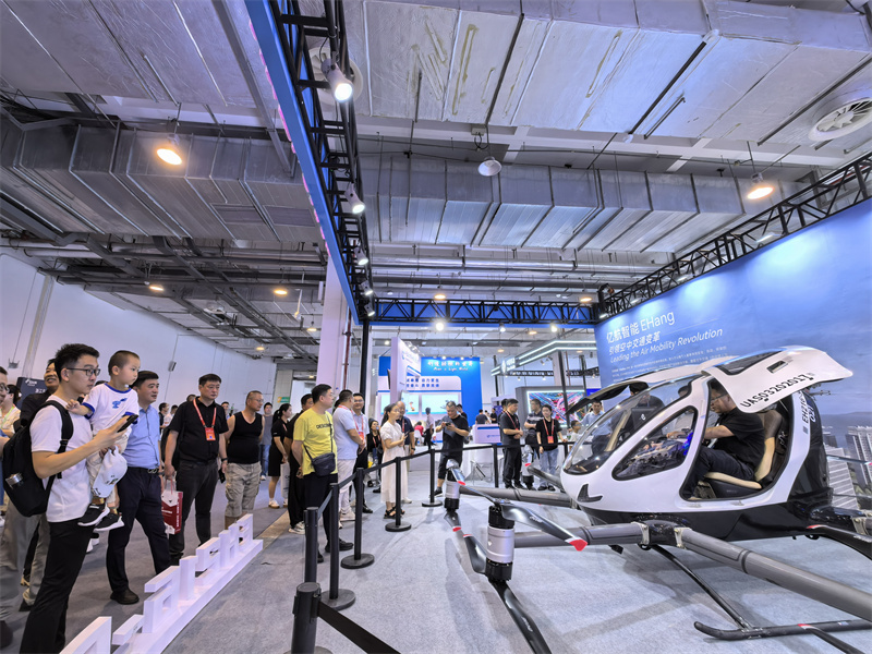 觀眾沉浸式體驗低空航空器。人民網(wǎng)記者 汪瑞華攝