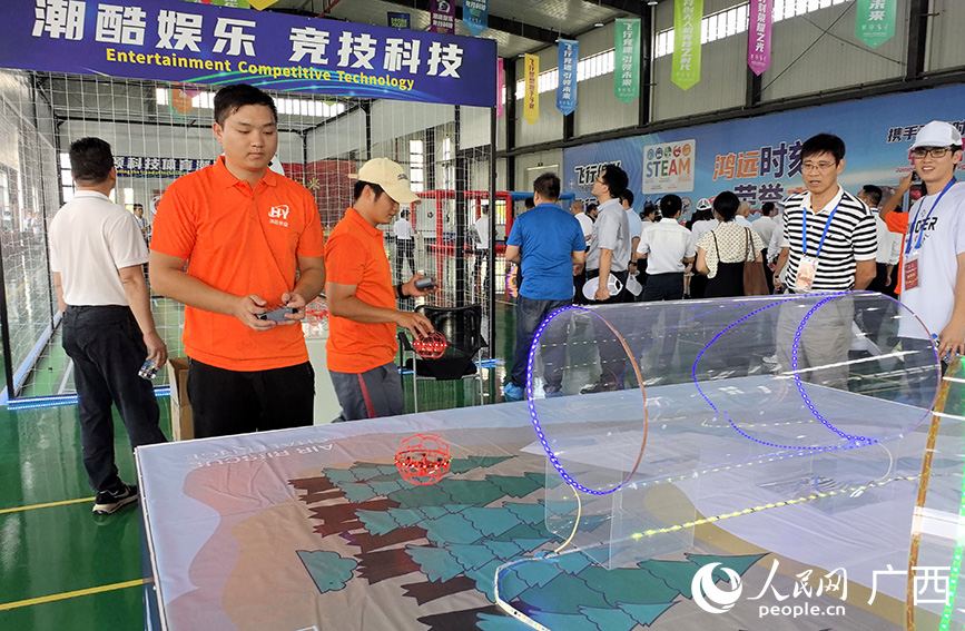 競技類無人機(jī)展示。人民網(wǎng) 付華周攝