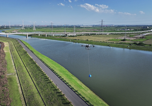 無人機運輸防汛物資。浦口高新區供圖