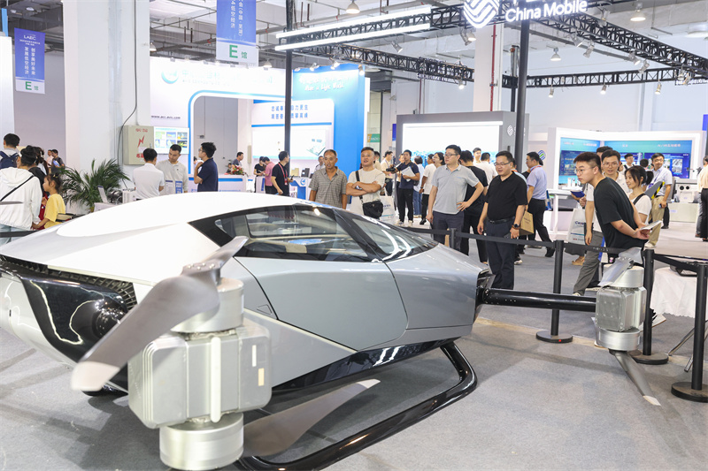 展會現場,低空載人飛行器備受關注。人民網記者 張俊攝