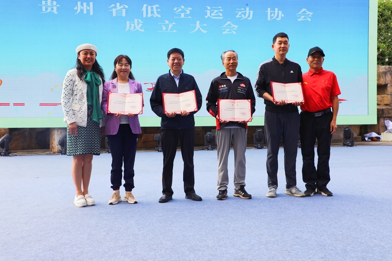 向各運動顧問頒發顧問聘書。