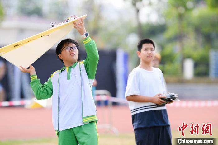 數百名青少年選手鵬城“比武” 航空模型大賽