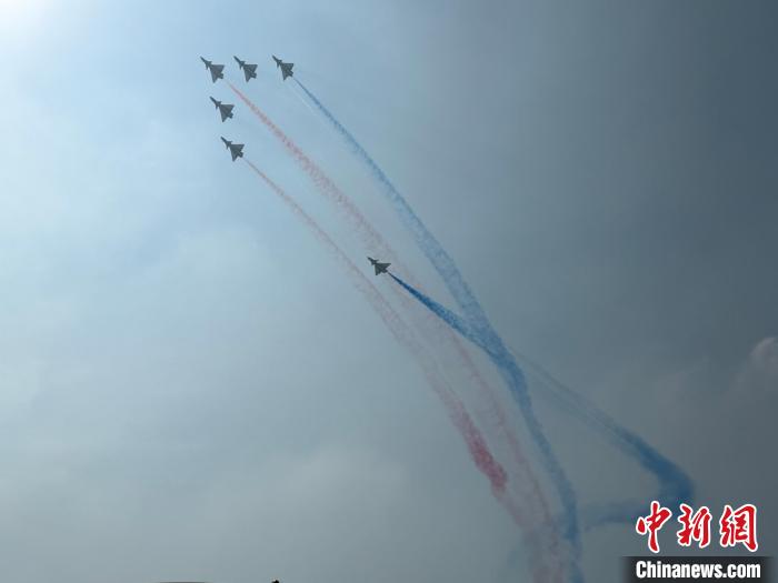 低空2024：第十五屆中國(guó)航展在珠海開(kāi)幕 多型“國(guó)之重器”首