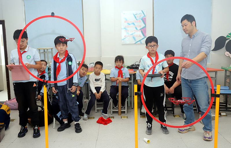 無人機“飛”進校園，點亮低空經濟新思路