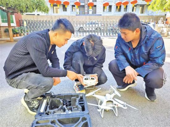 無人機教練：逐夢藍天的引路人