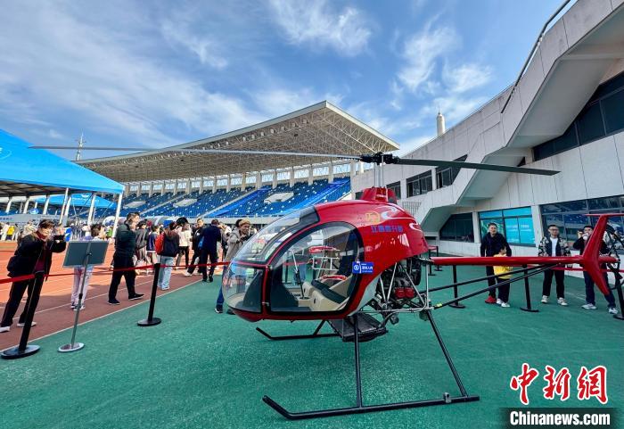 浙江紹興：500余架航空器吸引民眾