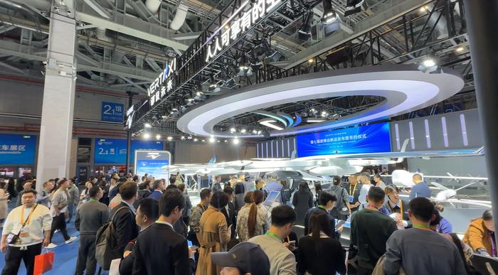 低空經濟報2025： 低空經濟進博時光｜低空經濟元年，看真實的“飛行汽車”