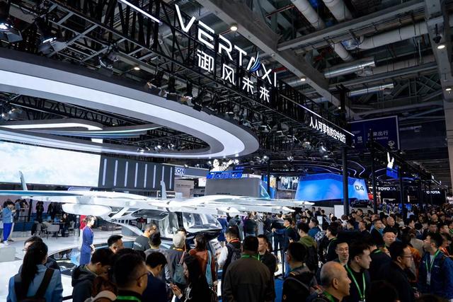 低空經濟報2025： 飛入”進博會：意向訂單超百架，空中出租車有望三四年內落地