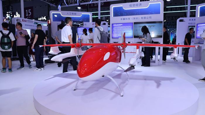 2025低空經濟報： 2024快遞包裹“飛”起來，無人機“快遞員”擠進低空經濟賽