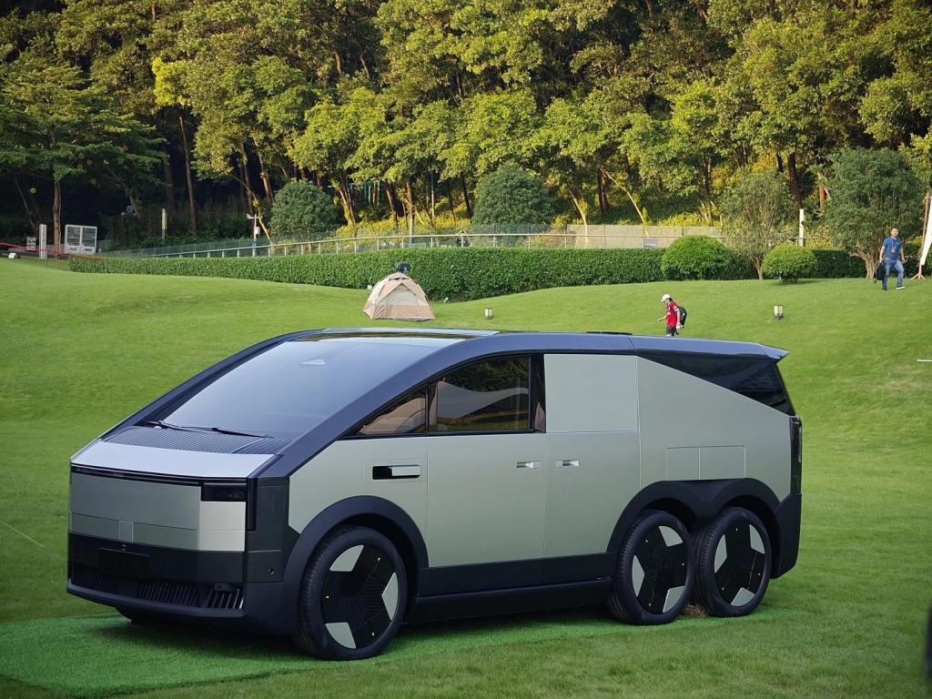 低空： 小鵬匯天陸地航母累計(jì)預(yù)訂單超1000臺(tái)，將于年底開啟預(yù)售