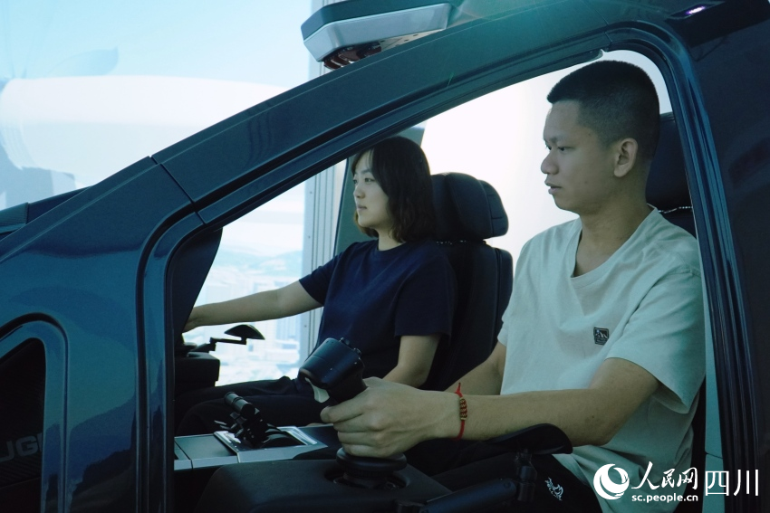 記者在AE200型“飛行汽車”模擬艙內(nèi)進(jìn)行體驗。人民網(wǎng) 趙祖樂攝