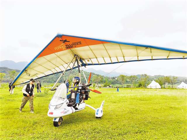 4月30日,首屆重慶低空飛行消費(fèi)周巴南分會場活動啟動,圖為游客體驗(yàn)低空飛行。通訊員 羅莎 攝/視覺重慶