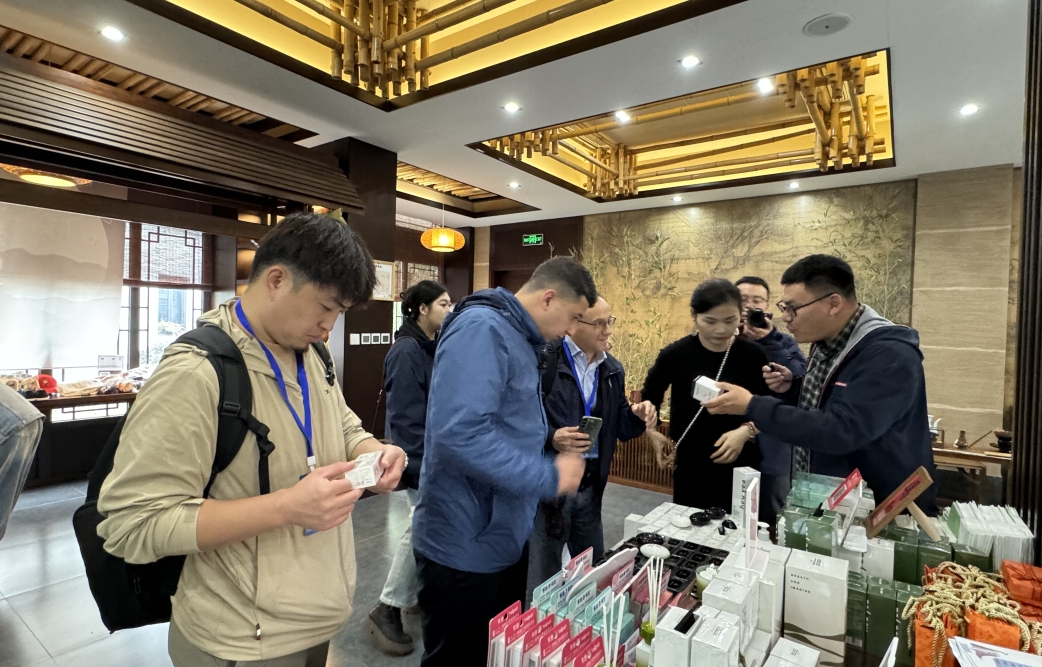 記者在選購茶衍生品