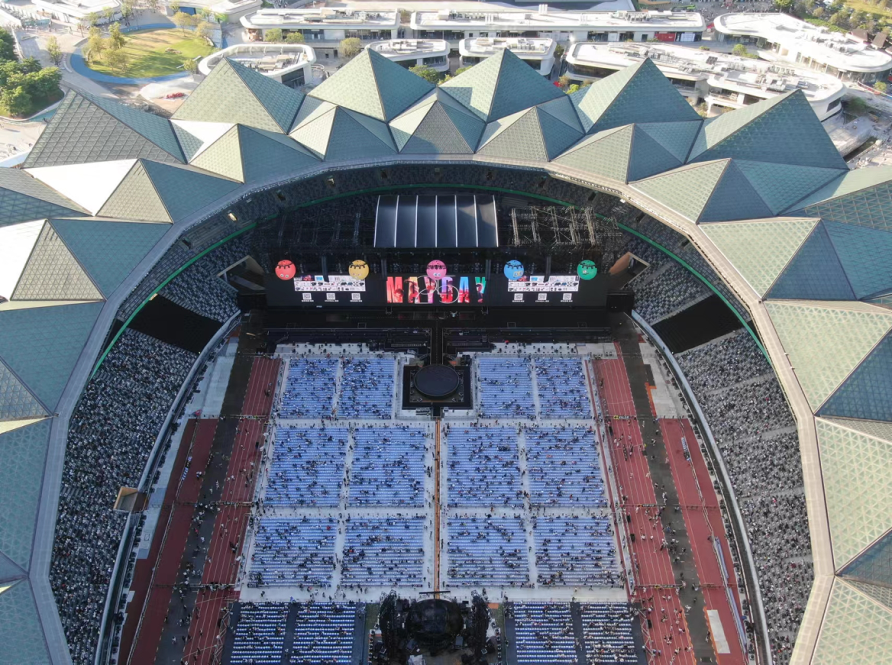 深圳公安利用警用無人機(jī)在龍崗大運(yùn)中心開展大型活動(dòng)安保工作