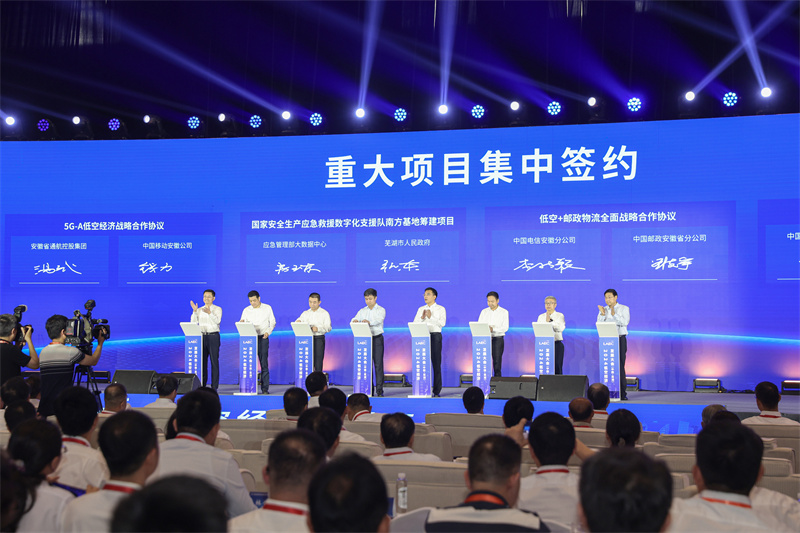 重大項目集中簽約。人民網記者 張俊攝