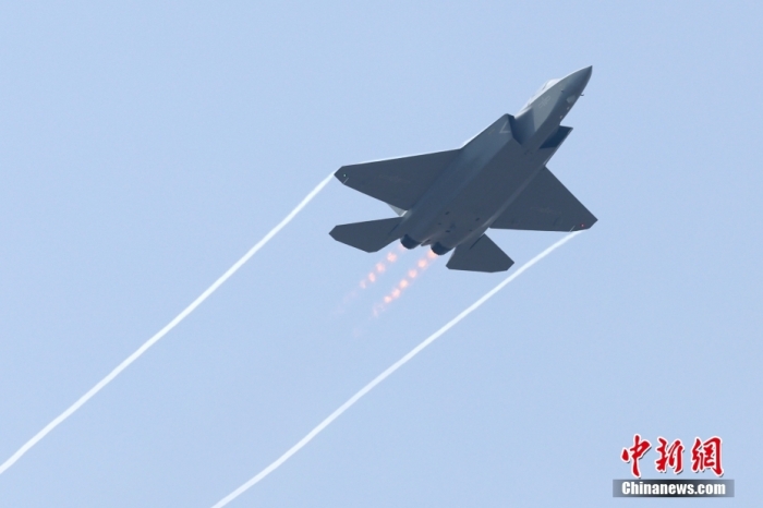 11月12日，殲-35A在第十五屆中國航展上進(jìn)行飛行展示。當(dāng)日，第十五屆中國國際航空航天博覽會在珠海國際航展中心開幕。中新社記者 富田 攝