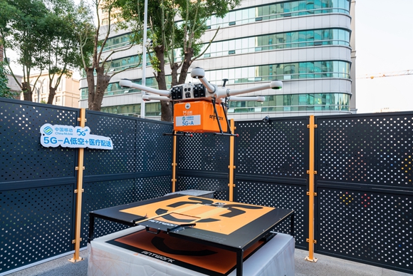 無人機將醫療物資送達常州市第一人民醫院。江蘇移動供圖