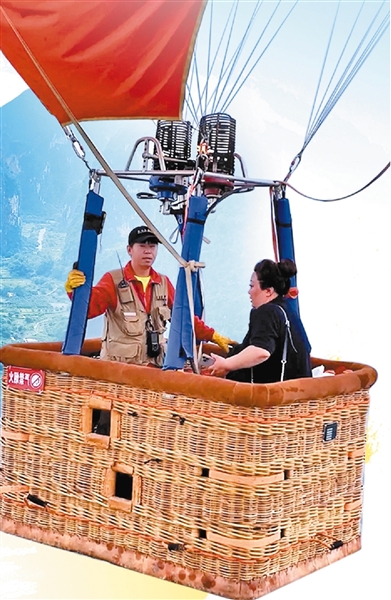 游客乘坐陽朔燕莎航空熱氣球飛閱山水。 （本版圖片均由自治區(qū)文化和旅游廳提供）