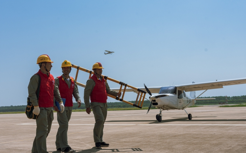 “鄂電紅馬甲”在通用航空及衛星產業園檢查線路。